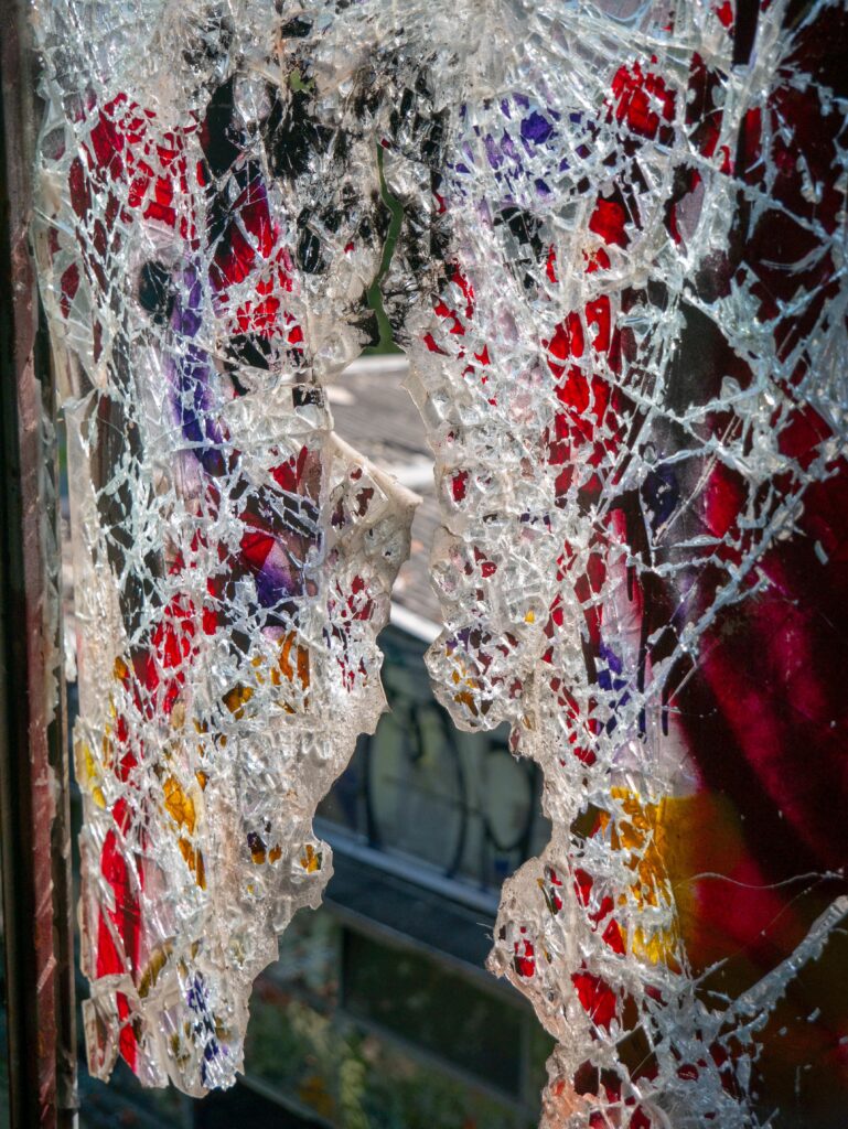 Zerbrochenes Buntglas