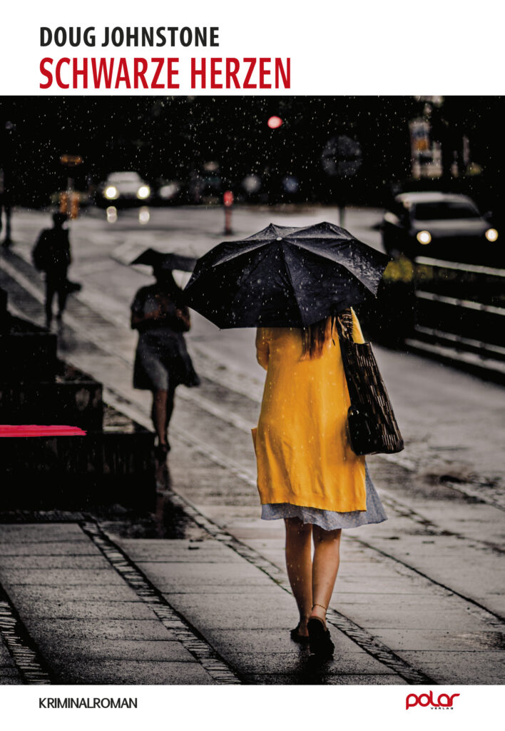 Cover des Buches von Doug Johnstone Schwarze HerzenEine Frau läuft mit einem geöffneten Regenschirm eine Straße entlang. Sie trägt einen gelben Mantel und über der rechten Schulter eine braune Tasche.