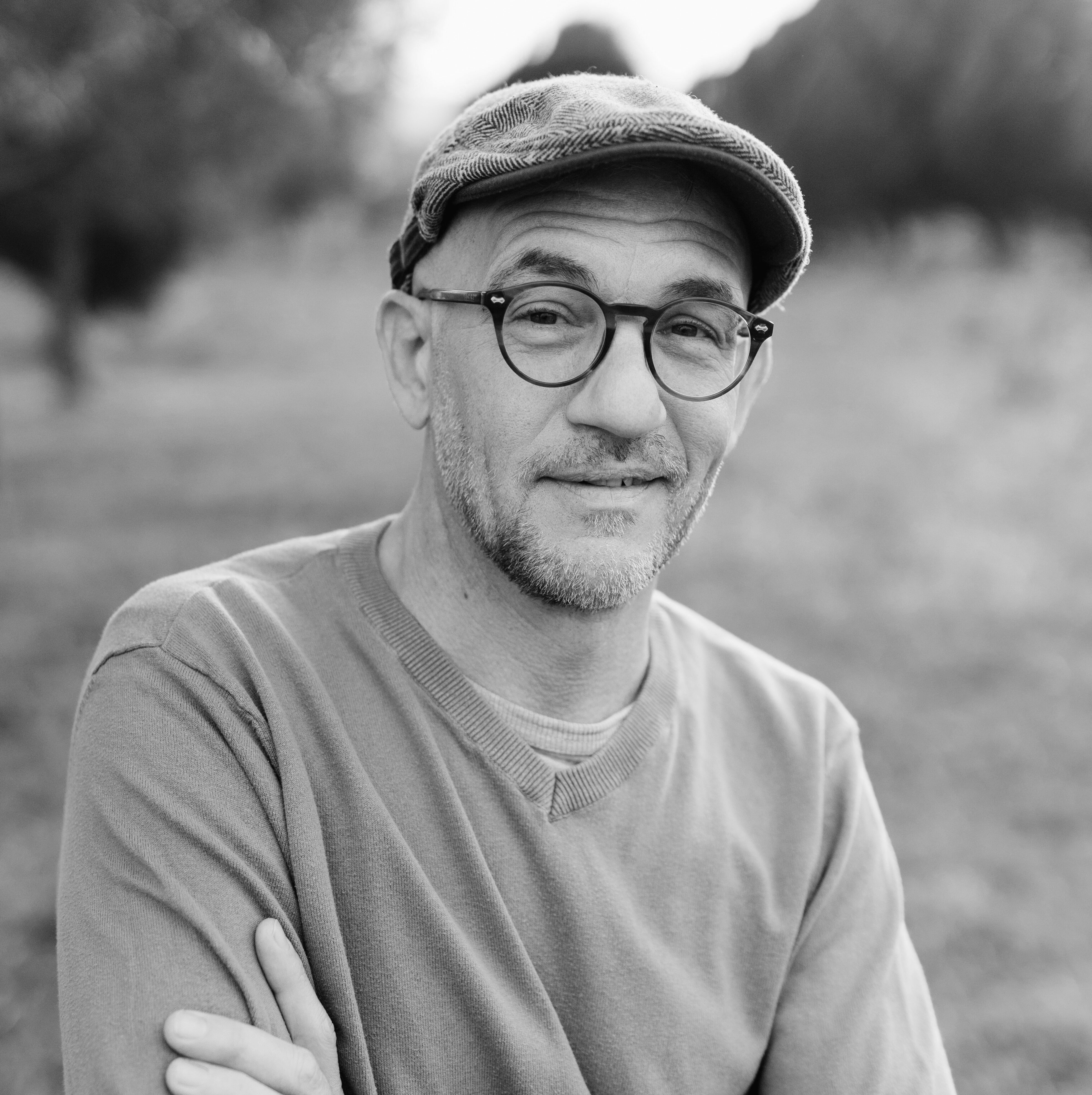 Portraitfoto in schwarz-weiß des argentinischen Buchautoren Matías Néspolo