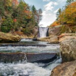 Herbst am Elk Falls River, North Carolina