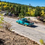 Pickup Truck, der in die Berge fährt
